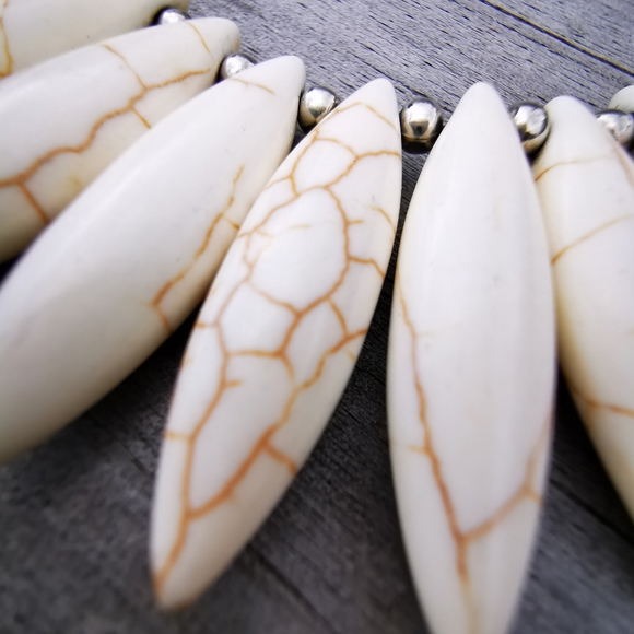 Dagger Bead Veined Stone Necklace - Picture 10 of 13